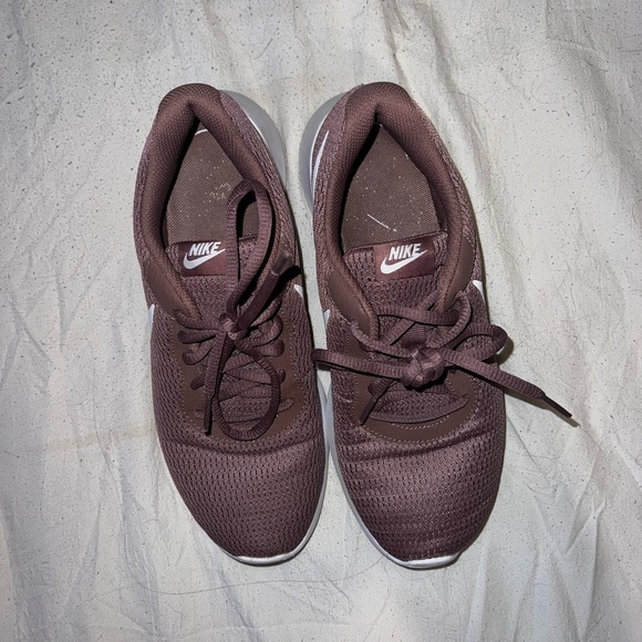Nike Roshe Sneakers - Picture 2 of 4